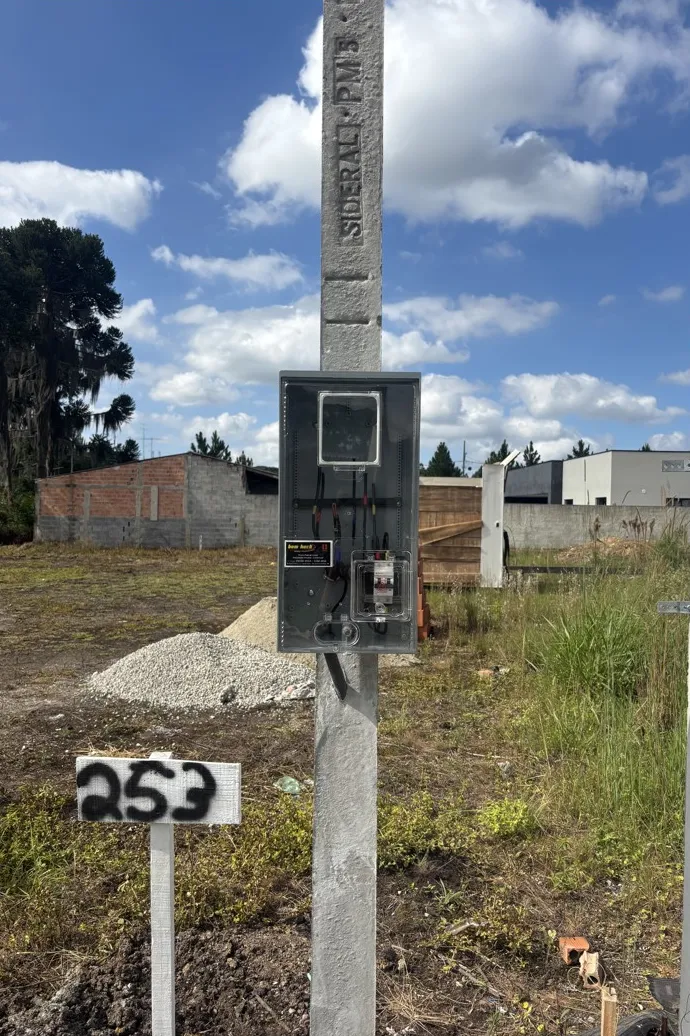 Poste com caixa de medição instalado em lote de obra nova